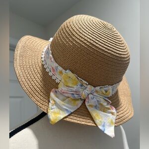 Stylish Straw Hat with Floral Bow